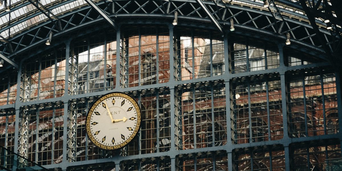 От желязо до алуминий: развитието на металната дограма през вековете